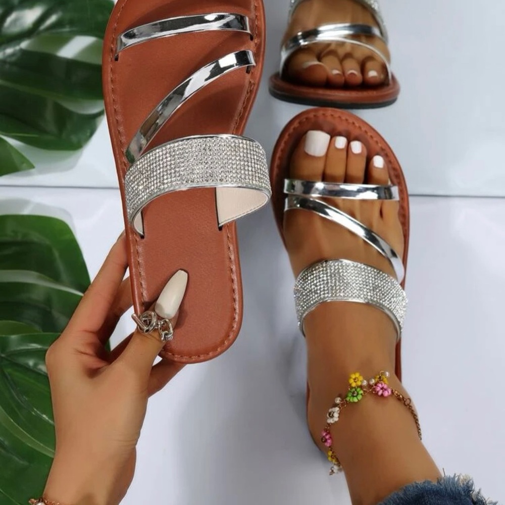 Adorable Sandals that Sparkle. - Picture 3 of 4